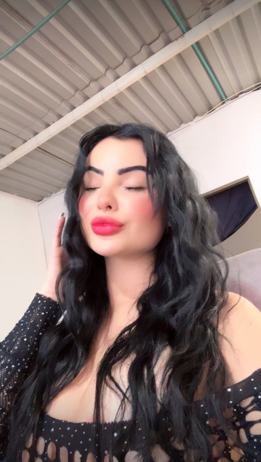 Modelo en una producción de contenido